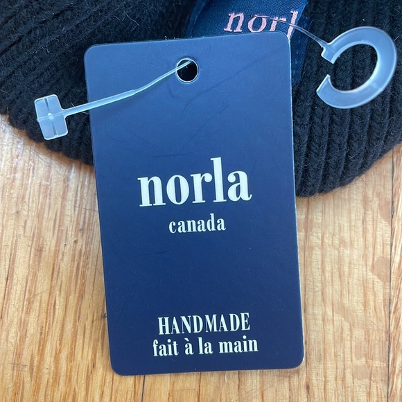 Black pompom Norla hat - Picture 4 of 4